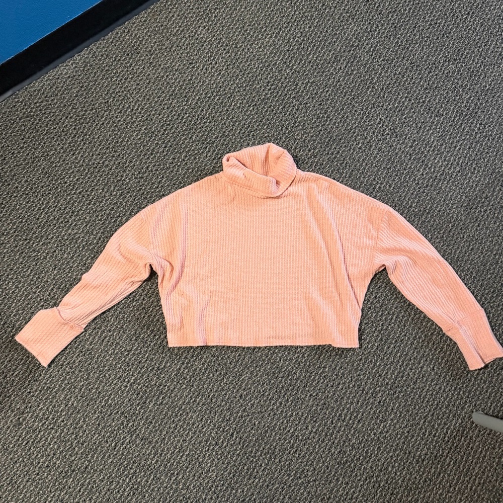 Women's Peach Turtleneck Cropped Sweater (Large)